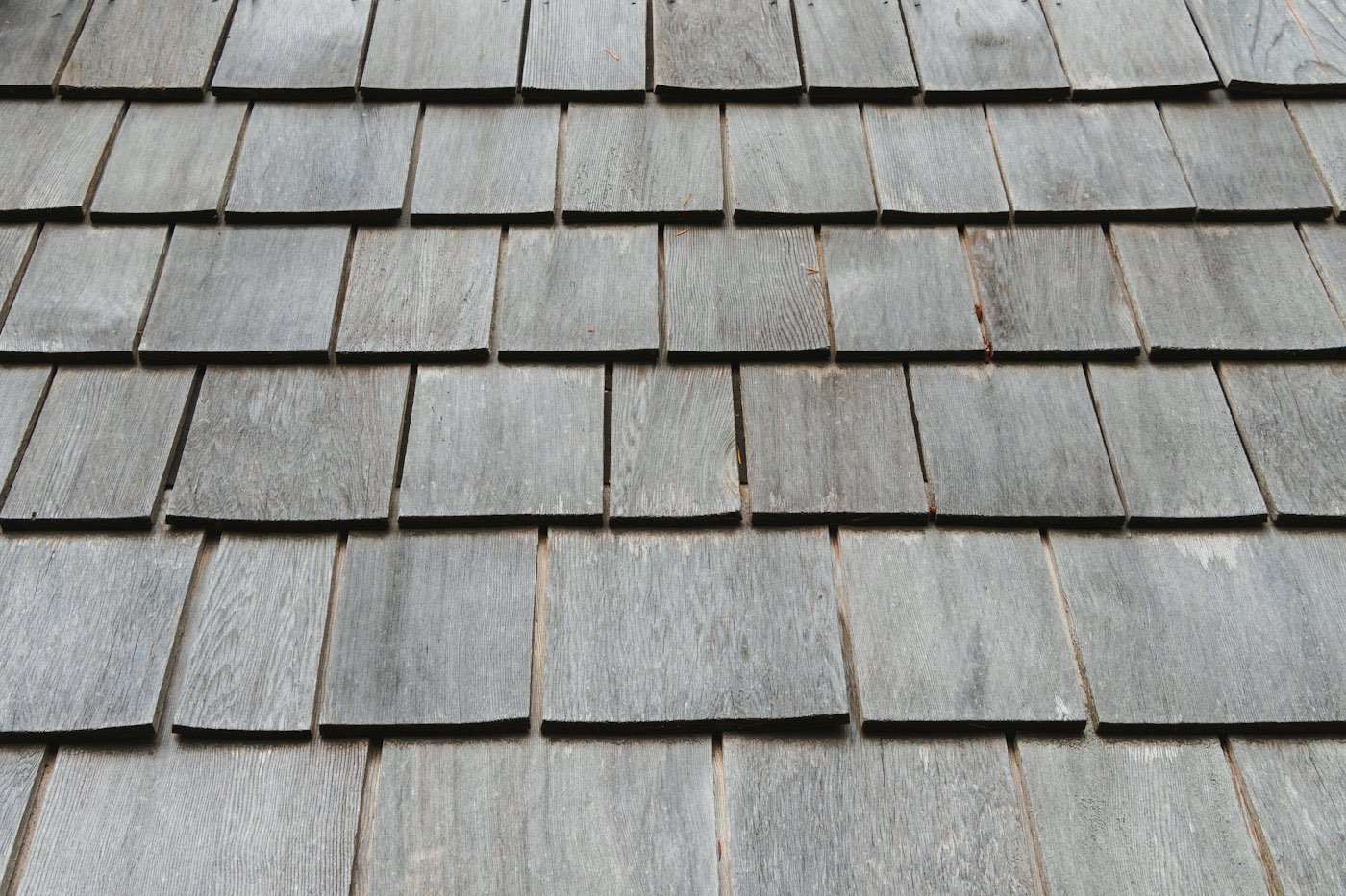 Even courses of grey slate in raking light